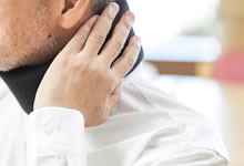 寝違えて首に痛みを感じる